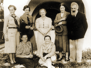 Arethia Tătărescu (în mijloc pe rândul de sus) a reuşit să-l convingă pe marele Brâncuşi să dăruiască gorjenilor celebrul Ansamblu de la Târgu Jiu