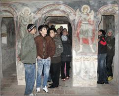 Copiii, impresionati de picturile originale ale bisericii-monument de la Curtisoara.
