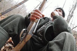 Vânătorii străini sunt însoţiţi în teren de echipe formate din paznici de vânătoare şi gonaci români