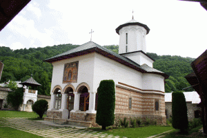 Mânăstirea Polovragi datează din sec XIV şi a traversat mai multe drame care nu i-au afectat activitatea ecleziastică