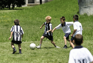 copii-joaca-fotbal