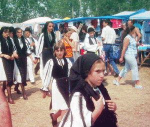De Sfântul Ilie ajung la Polovragi locuitori ai tuturor zonelor din apropiere care n-au pierdut încă tradiţiile
