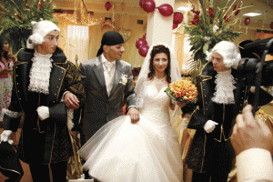 Iulian şi soţia sa Raluca, la nunta lor din 2008,  nu au scutit nici un efort pentru a avea decoratiunile pe care şi le-au dorit.