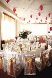 O sală de nunţi poate crea atmosferă pentru întreaga petrecere dacă este pregătită şi aranjată cu gust şi îndemânare.
