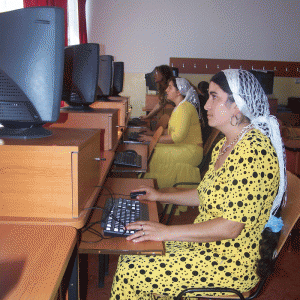 Tinere rome învaţă să folosească calculatorul