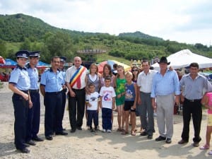 Primarul şi plopsorenii Primarul Grigorie Petre, alături de autorităţi locale şi săteni
