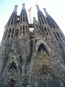 Biserica Sagrada Familia, proiectată de Antoni Gaudi, începută în 1880 şi la care încă se lucrează