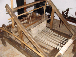Război de ţesut expus la Muzeul Arhitecturii Populare Curtişoara