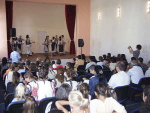 Tinerii au umplut sala de spectacol a Casei de Cultură Tismana