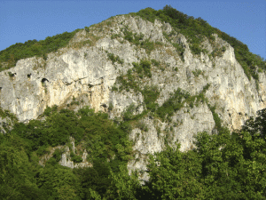 Fortificaţiile dacice de la Polovragi se află pe muntele Padeş la circa 1000 m altitudine