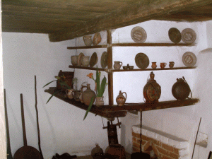 În incinta muzeului, vizitatorii pot întâlni obiectele dintr-o casă originală din Baia de Fier
