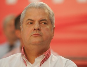 Adrian Năstase a pierdut nişte alegeri, dar i-a avut miniştri pe contracandidaţi, când era prim ministru