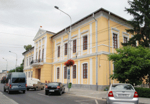 Câteva din clasele de început ale Gimnaziului Tudor Vladimirescu au funcţionat în această clădire, fost palat administrativ al oraşului, astăzi Muzeul Judeţean Gorj