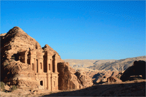 Petra - Iordania: Construcţie cioplită în piatră care semnifică „drumul mânăstirii”