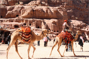 Petra - Iordania: Turiştii sunt plimbaţi de localnici cu cămila, măgarul, calul sau şareta