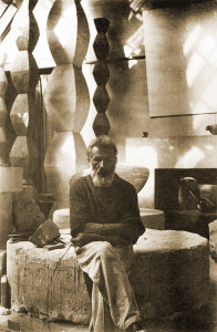 Sculptorul gorjean intrat în universalitate, Constantin Brâncuși, era redescoperit de statul comunist abia în 1975 