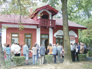 Singurele suveniruri legale cu imaginea operelor lui Brâncuşi, la centrul de informare al Primărie Târgu Jiu