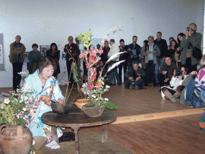 Muzica japoneză a însoţit demonstraţia Ikebana
