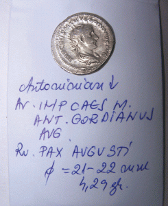 Împăratul Gordianus, pe una din monedele de argint din tezaurul de 92 de piese, descoperit la Castrul Bumbeşti Jiu- Gară