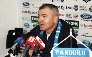 Mariajul dintre Petre Grigoraş şi Pandurii s-a oficializat marţi,în cadrul unei conferinţe de presă în care tehnicianul şi-a pus semnătura pe contractul prin care devine antrenorul echipei gorjene pentru trei sezoane.