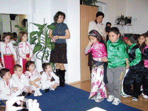 Copiii romi şi români au dansat cu mândrie în costumele tradiţionale, confecţionate cu bani din proiect