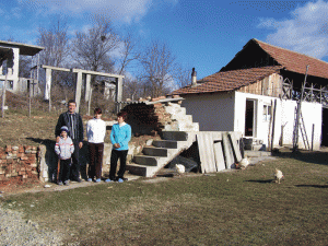 Familia Becheru şi-a trimis copiii în noua casă, dar rămâne să muncească pământul