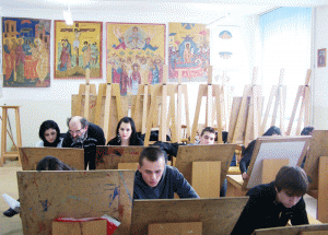 Alături de pictorul Gheorghe Plăveţi, elevii Liceului Teologic îşi pregătesc mâna pentru pictura murală