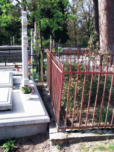 Cimitirul de la Vânăta, o cursă de obstacole pentru enoriaşii care vin să-şi tămâie morţii, din lipsă de spaţiu între morminte