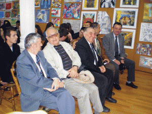 Alexandru Doru Şerban în mijlocul altor oameni de cultură gorjeni la o lansare de carte