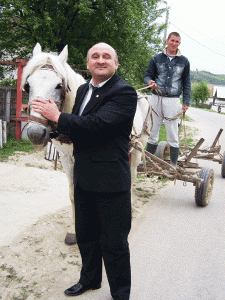 Primarul Grigorie Petre e mândru că e piscurean şi promite că satul său le va ajunge din urmă pe celelalte ale comunei