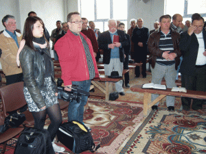 Ziariştii danezi au luat poziţia de drepţi, din respect pentru credinţa romilor din Meteor