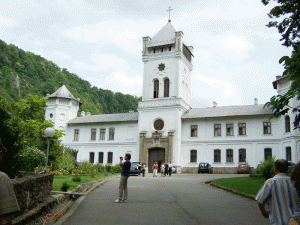 Mânăstirea Tismana, loc de plecare spre schiturile Cioclovina de Jos şi Cioclovina de sus