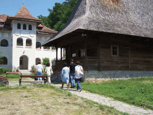 La noua Biserică a Mânăstirii Vodiţa vin să se roage români din întreaga ţară şi chiar străini