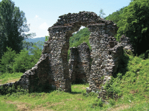 Ruinele Mânăstirii Vodiţa refuză să se dărâme, deşi sunt din ce în ce mai şubrede