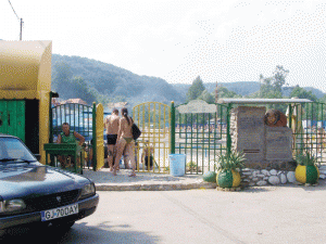 Poarta Staţiunii Săcelu, locul unde Rotaru e evazionist, sau Voica e hoţ