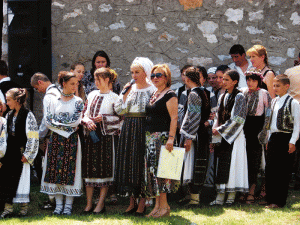 Micuţii folclorişti din Padeş s-au bucurat să împartă scena naturală cu marea solistă Nina Predescu