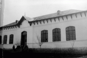 Unele dintre clădirile unde s-au susţinut cursuri în perioada războiului supravieţuiesc şi acum timpului