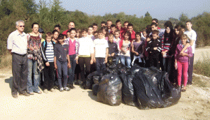 O parte din grupul de elevi de la Şcoala Generală Ceauru ce au făcut curat pe marginea râului Jaleş