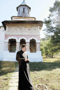 Tânărul preot de la Frasinu a însuflețit biserica lăsată uitării, împreună cu comunitatea