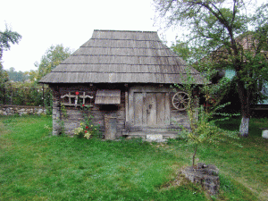 Casa memorială de la Hobița este și astăzi confundată de turiști cu cea originală   