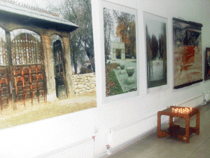 Expoziția „Acasă la Brâncuși”, vegheată de lumânări aprinse,  în amintirea fiului autorului