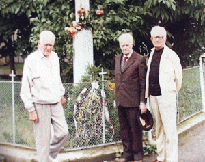 În 1997, trei foști combatanți ai Regimentului 18 Dorobanți -locotenent-colonelul Gheorghe Găvănescu și maiorii Nicolae Vasilescu și Alexandru Țundrea- în vizită la troița din comuna Mireșul Mare din Maramureș.