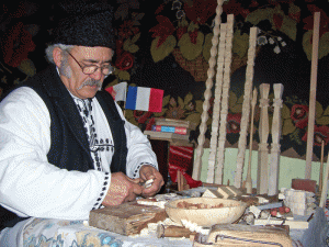 Meșterul popular Nicolae Rotaru perpetuează tradiția cioplitului în lemn
