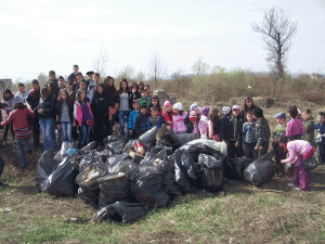 Circa 200 de elevi de la Şcoala Generală Ceauru au participat la curăţenie pe malul râului Jaleş