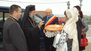 Primarul comunei Plopşoru, Grigorie Petre, l-a primit cu pâine şi cu sare pe IPS Irineu, Mitropolitul Olteniei