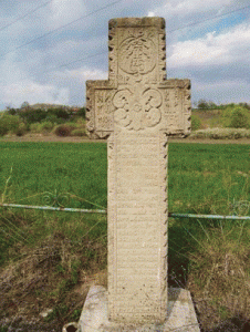 Zeci de nume descifrate de istoricul C. Bălan pe crucea de la Stoina
