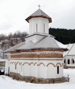 Biserica se înfăţişează drept o clădire greoaie, cu pereţi puţin înalţi, iar stilul arhitectonic este unul bizantin