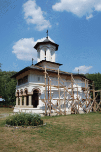 Dacă, de-a lungul timpului, a fost de mai multe ori în pragul ruinei, acum Mânăstirea Logrești evoluează constant
