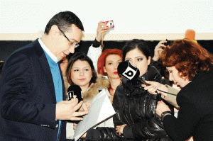 Victor Ponta a trebuit să facă slalom printre ziariștii ca să poată vota