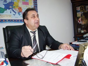 Primarul de Albeni, Dumitru Cornea, hotărât să nu-și piardă nici el mandatul, nici nevasta postul de la primărie și salariile câștigate din 2008 până în prezent